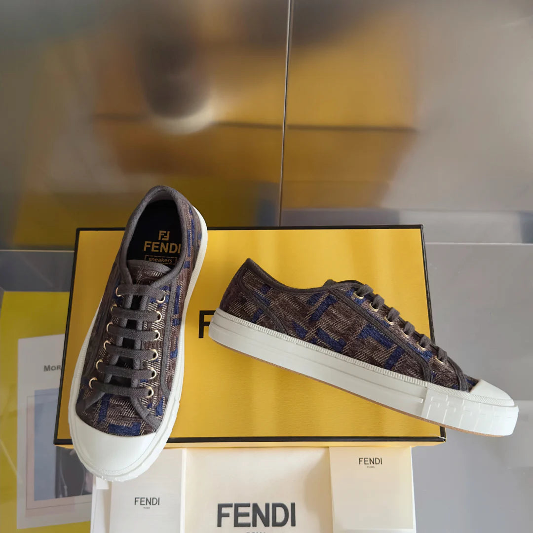 250501 New high-end and simple flat sports shoes