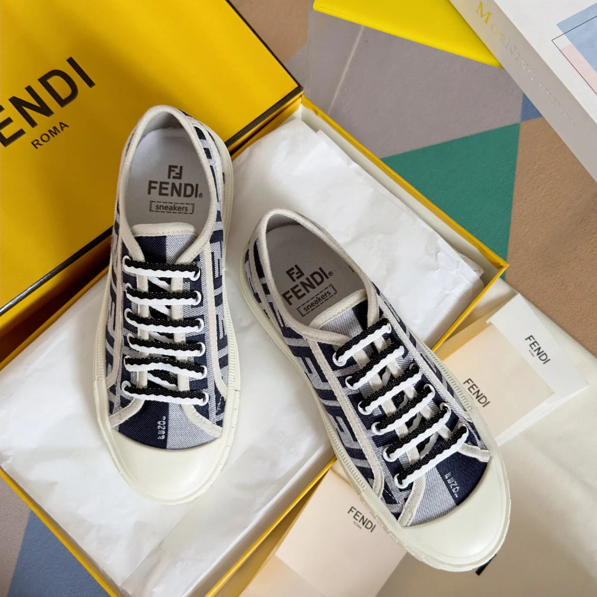 250501 New high-end and simple flat sports shoes