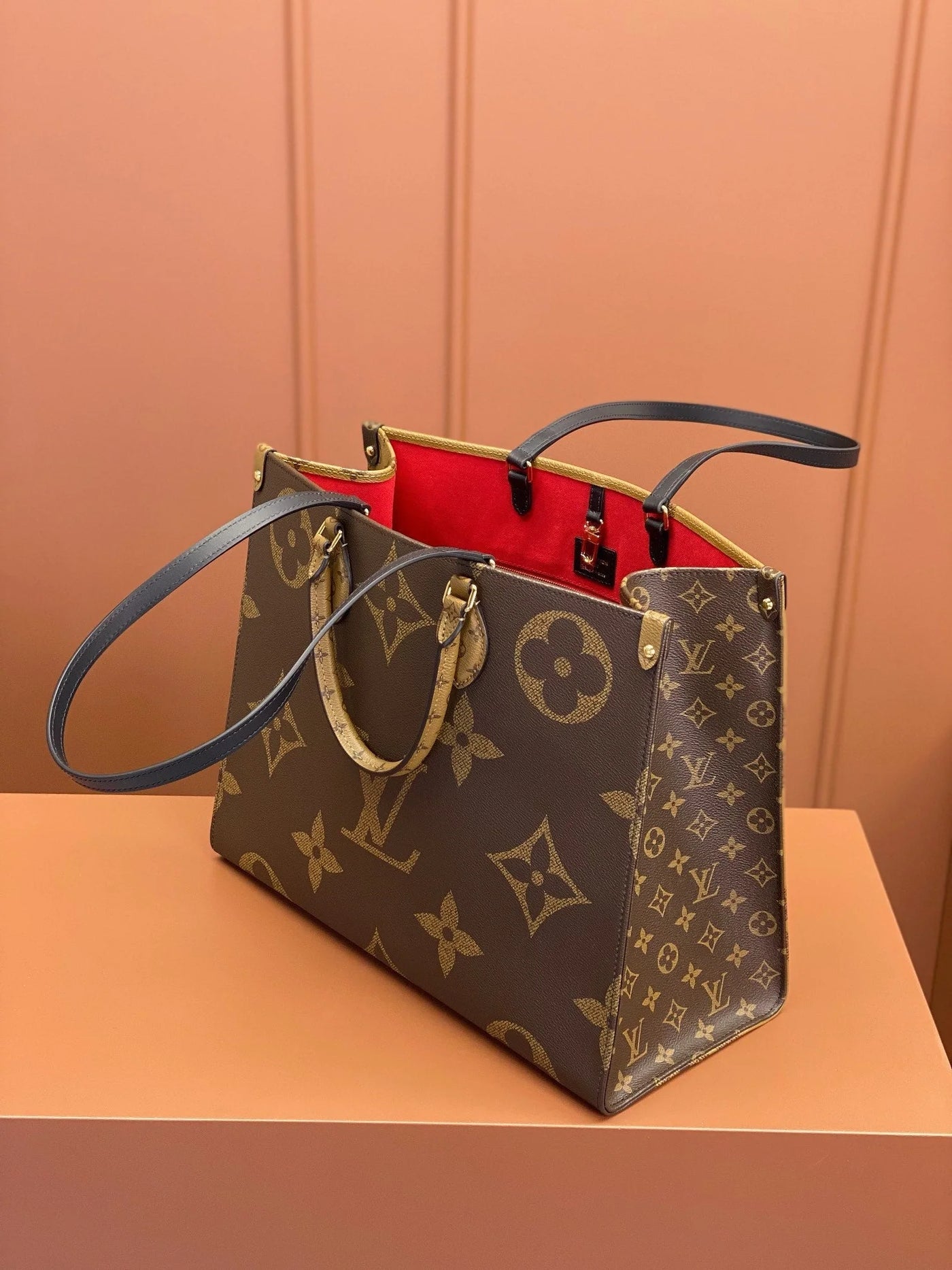 0528 Onthego GM Monogram Giant Canvas