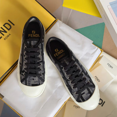 250501 New high-end and simple flat sports shoes