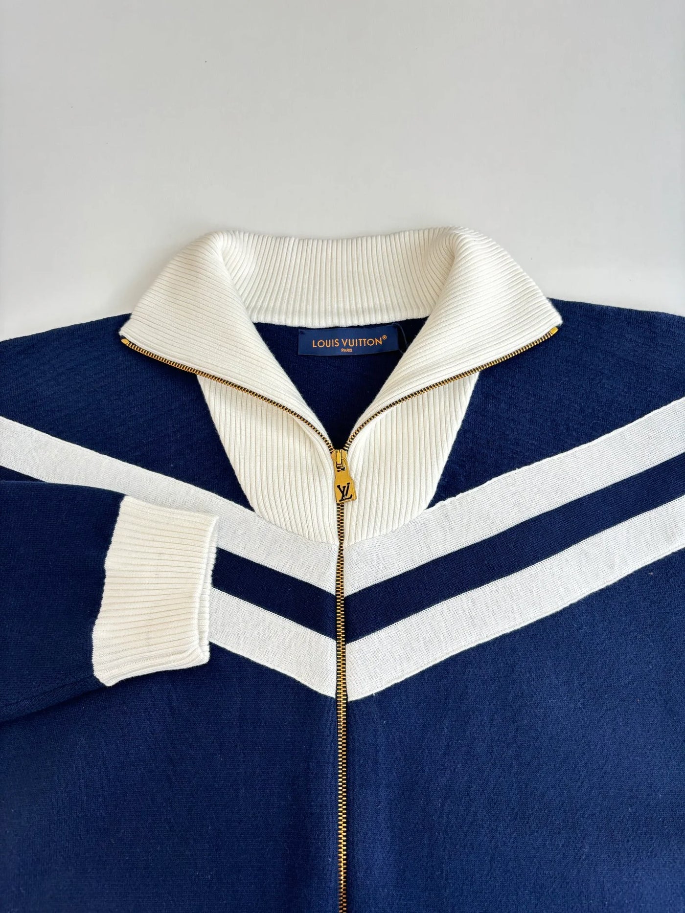 250902 A new high-quality college-style knitted coat with embroidered lines