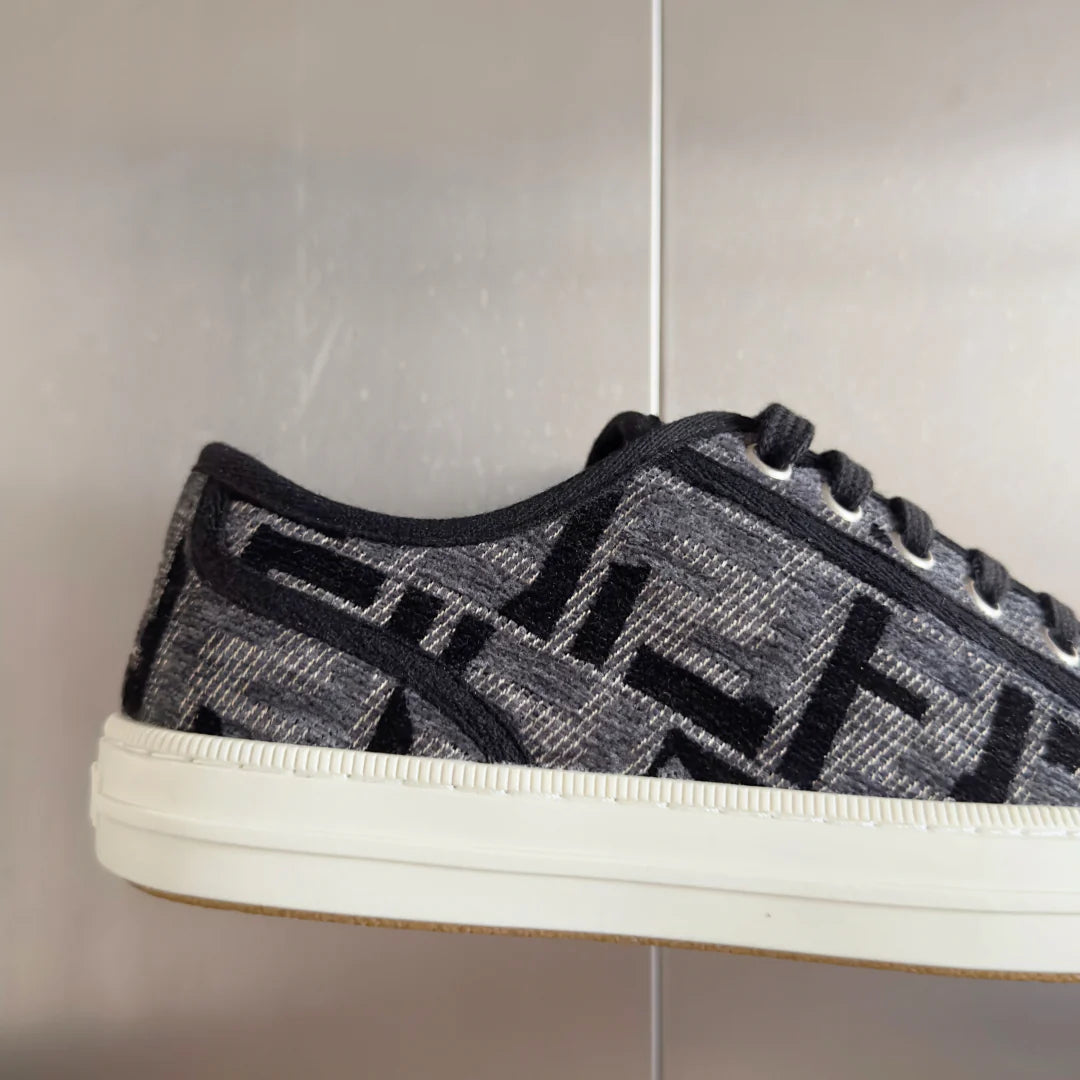 250501 New high-end and simple flat sports shoes