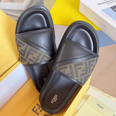 250507 New high-quality thick-soled embossed anti-slip slippers