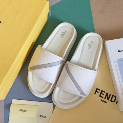 250507 New high-quality thick-soled embossed anti-slip slippers