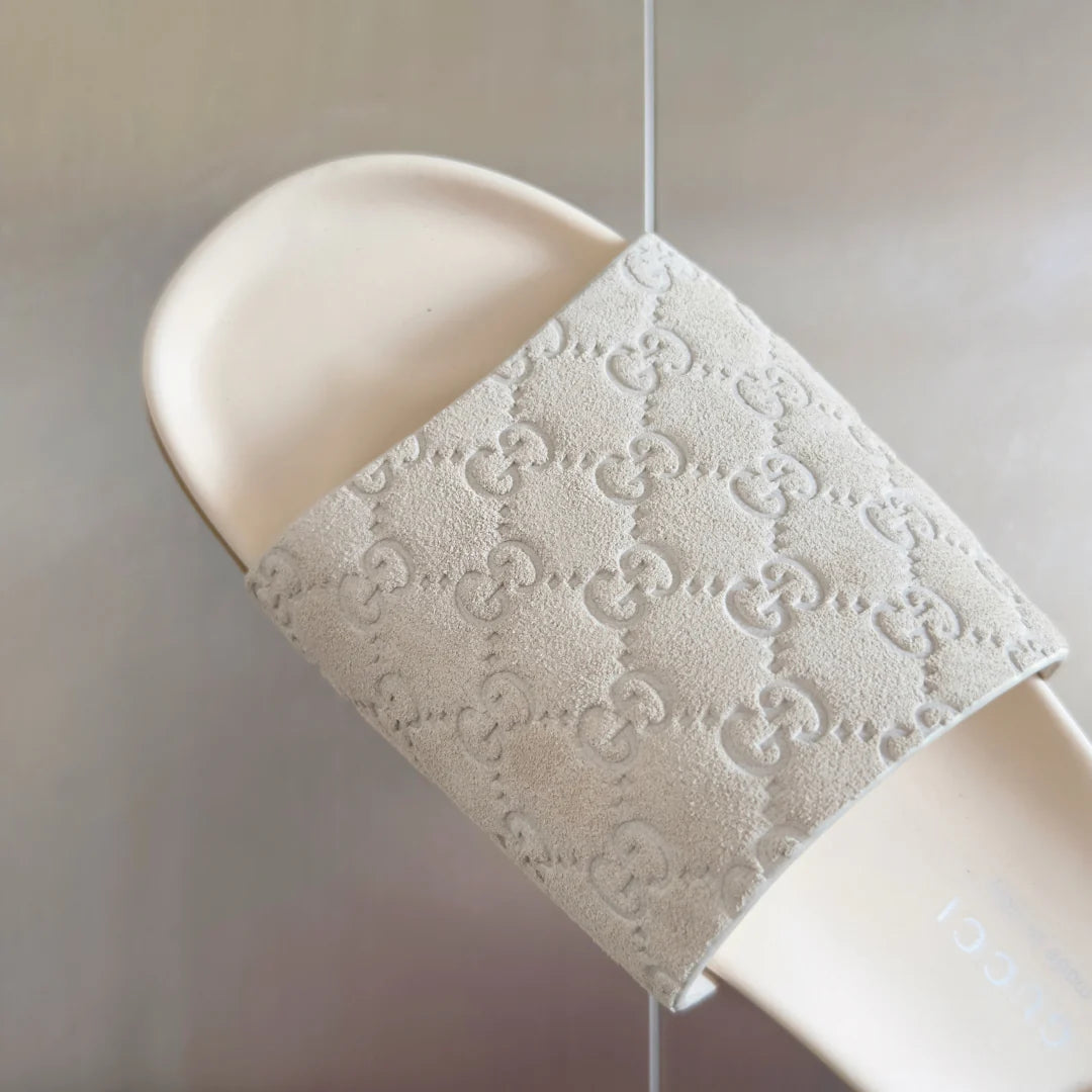 250507 New high-quality thick-soled embossed slippers