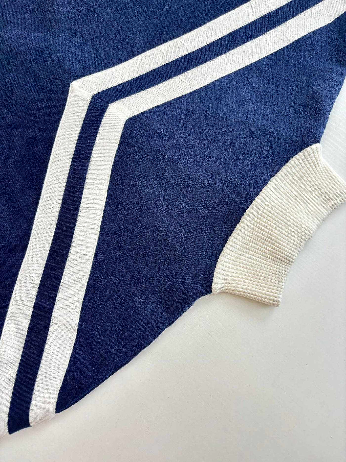 250902 A new high-quality college-style knitted coat with embroidered lines