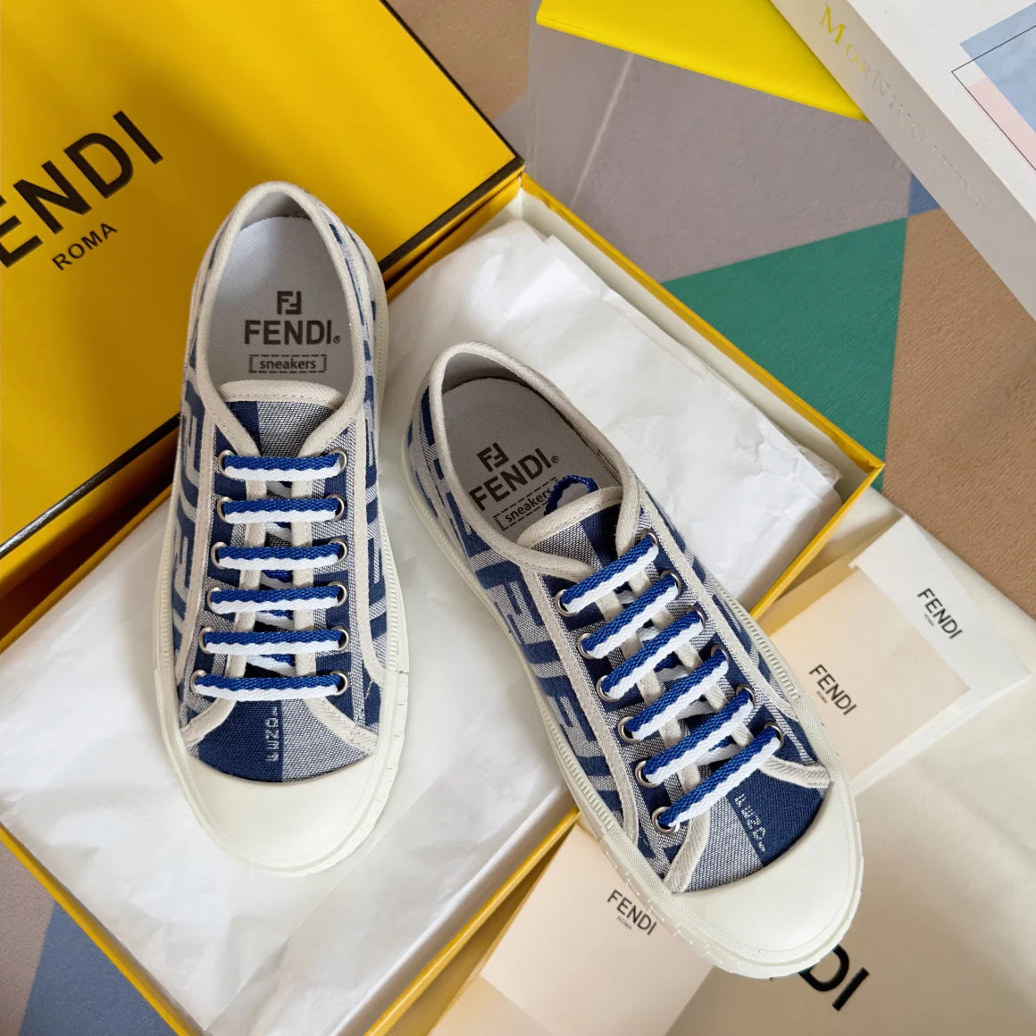 250501 New high-end and simple flat sports shoes