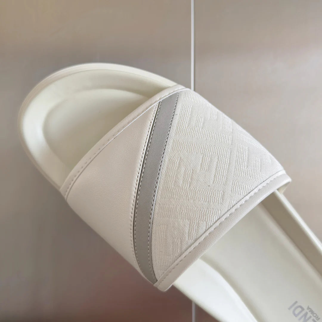 250507 New high-quality thick-soled embossed anti-slip slippers