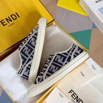 250501 New high-end and simple flat sports shoes