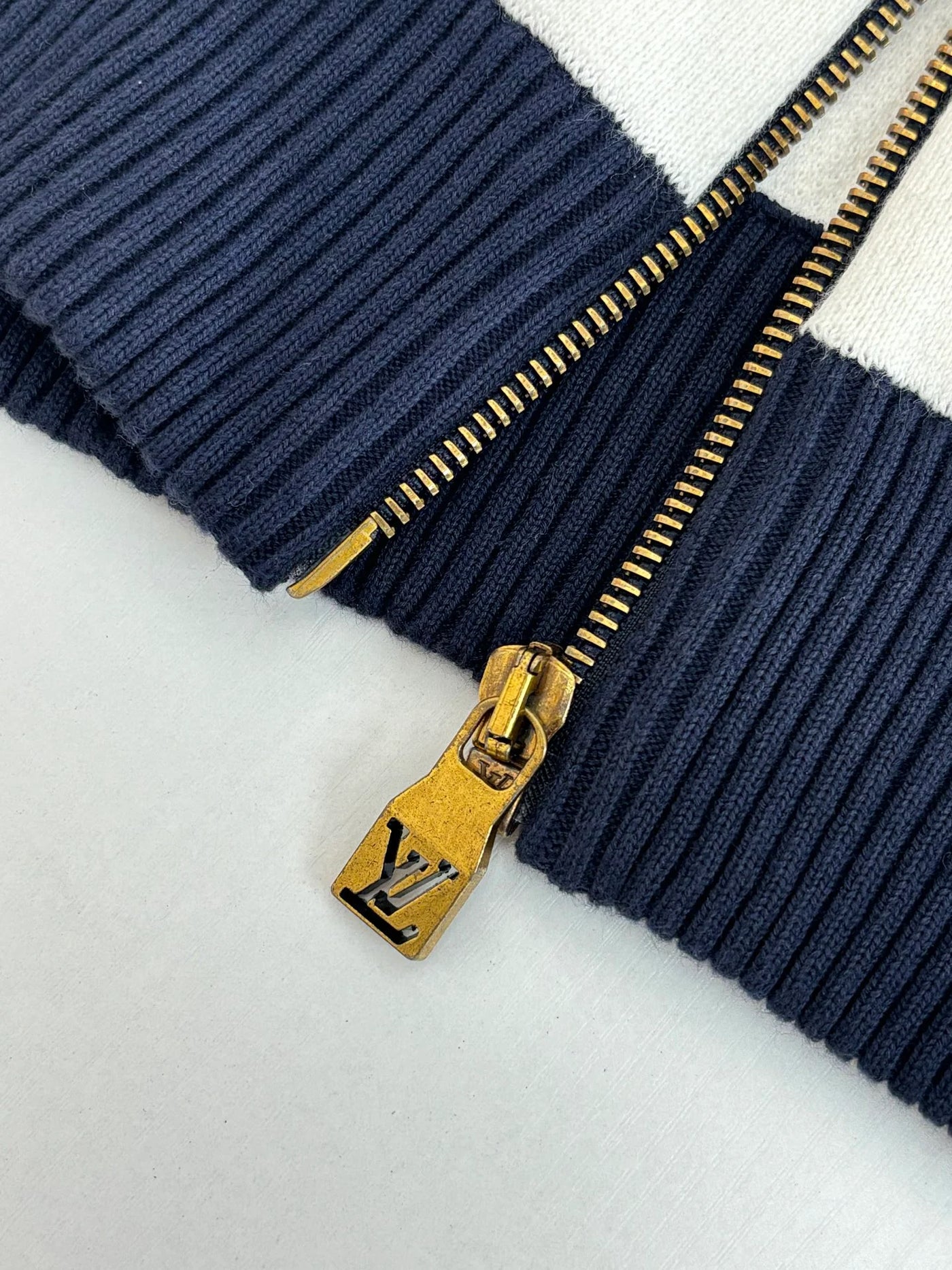 250902 A new high-quality college-style knitted coat with embroidered lines