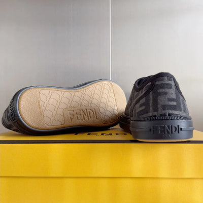 250501 New high-end and simple flat sports shoes