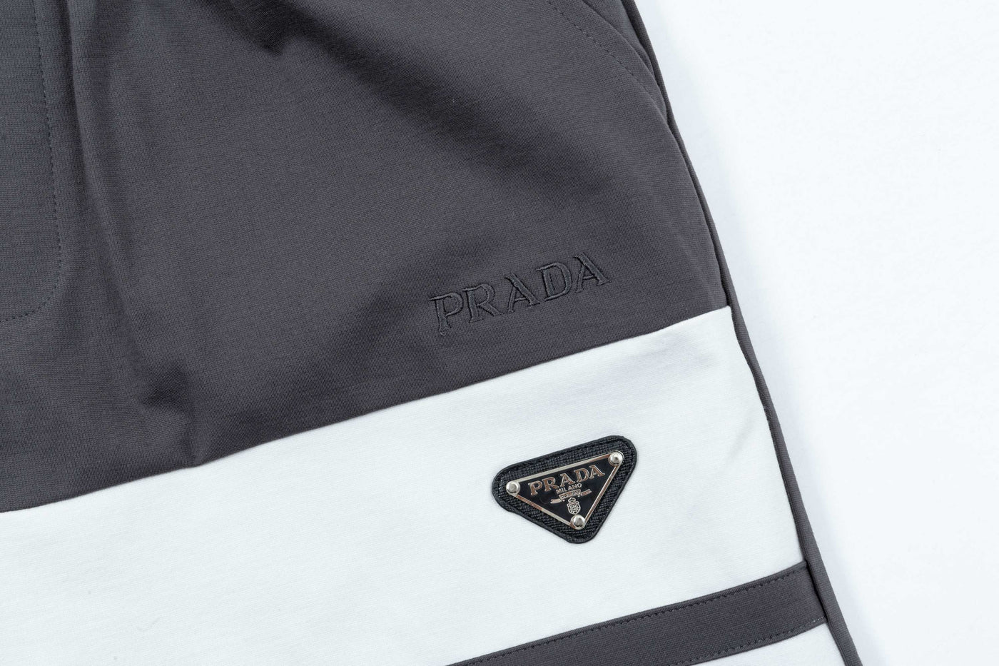 250408 New high-quality metal triangular label characteristic knitted shorts