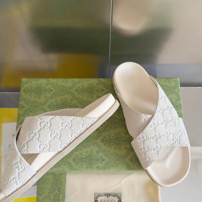 250507 New high-quality thick-soled embossed slippers