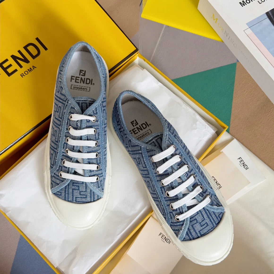 250501 New high-end and simple flat sports shoes