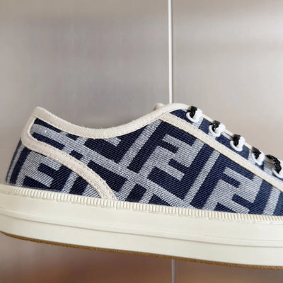 250501 New high-end and simple flat sports shoes