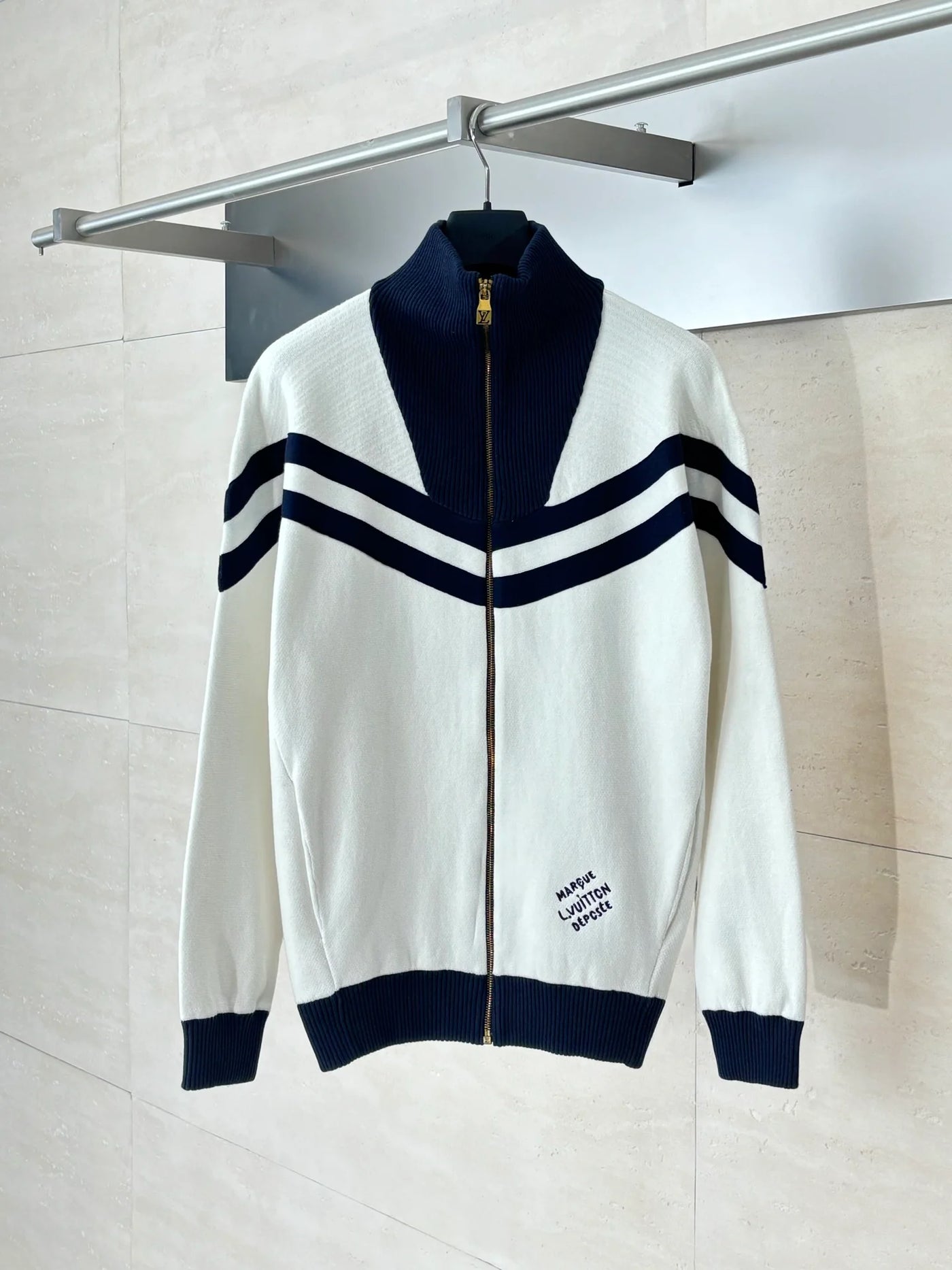 250902 A new high-quality college-style knitted coat with embroidered lines