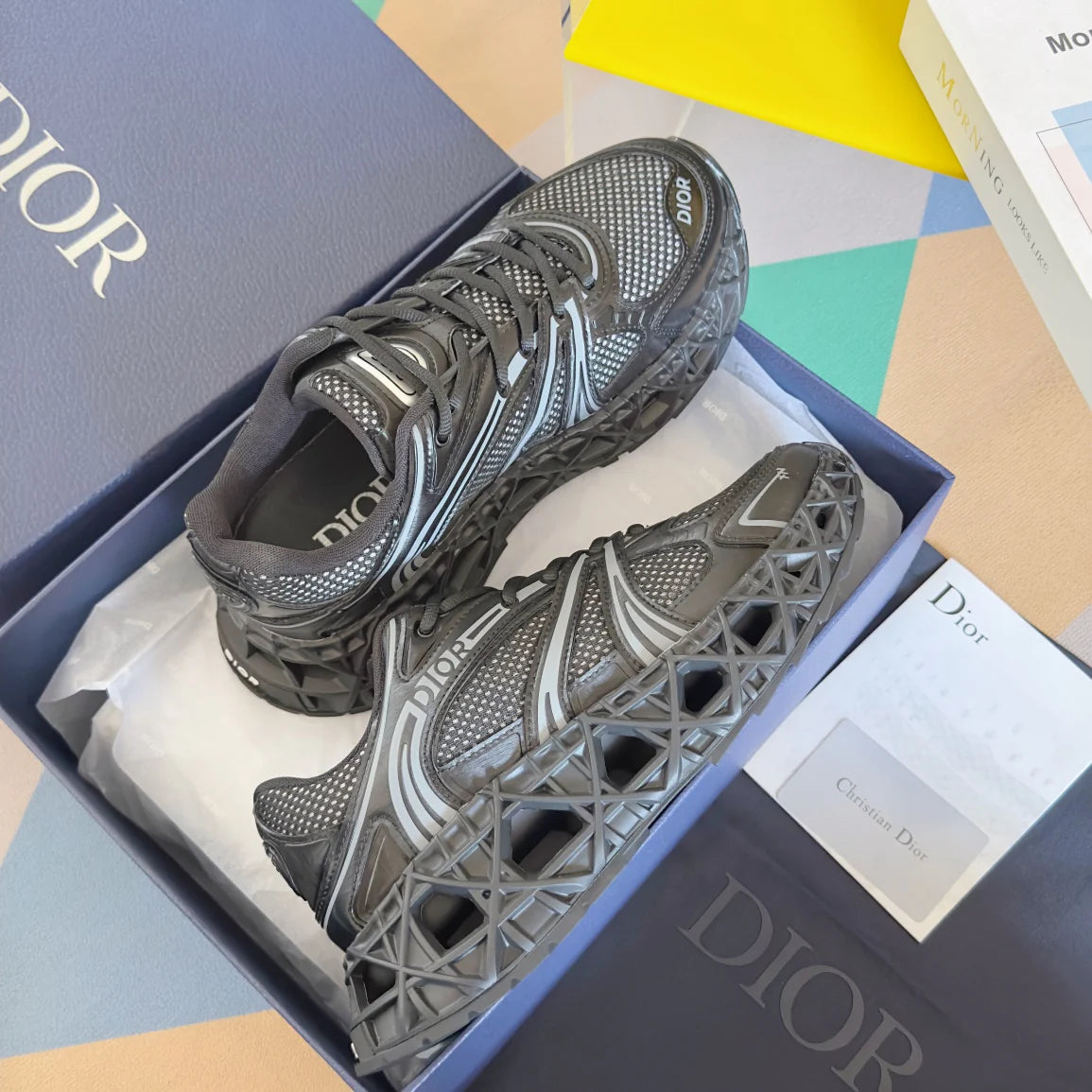 250415 New high-quality capsule series perforated sports shoes