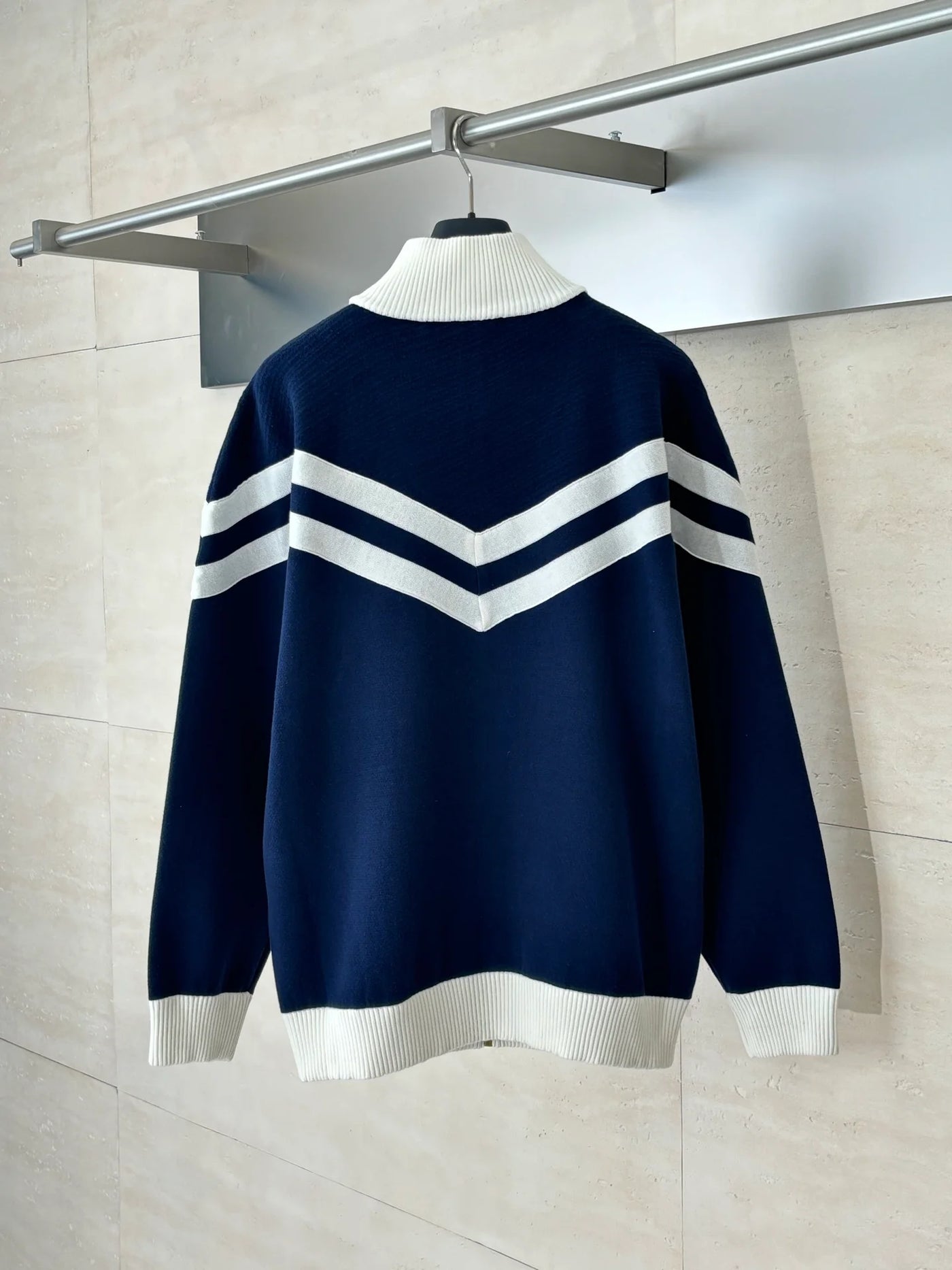 250902 A new high-quality college-style knitted coat with embroidered lines