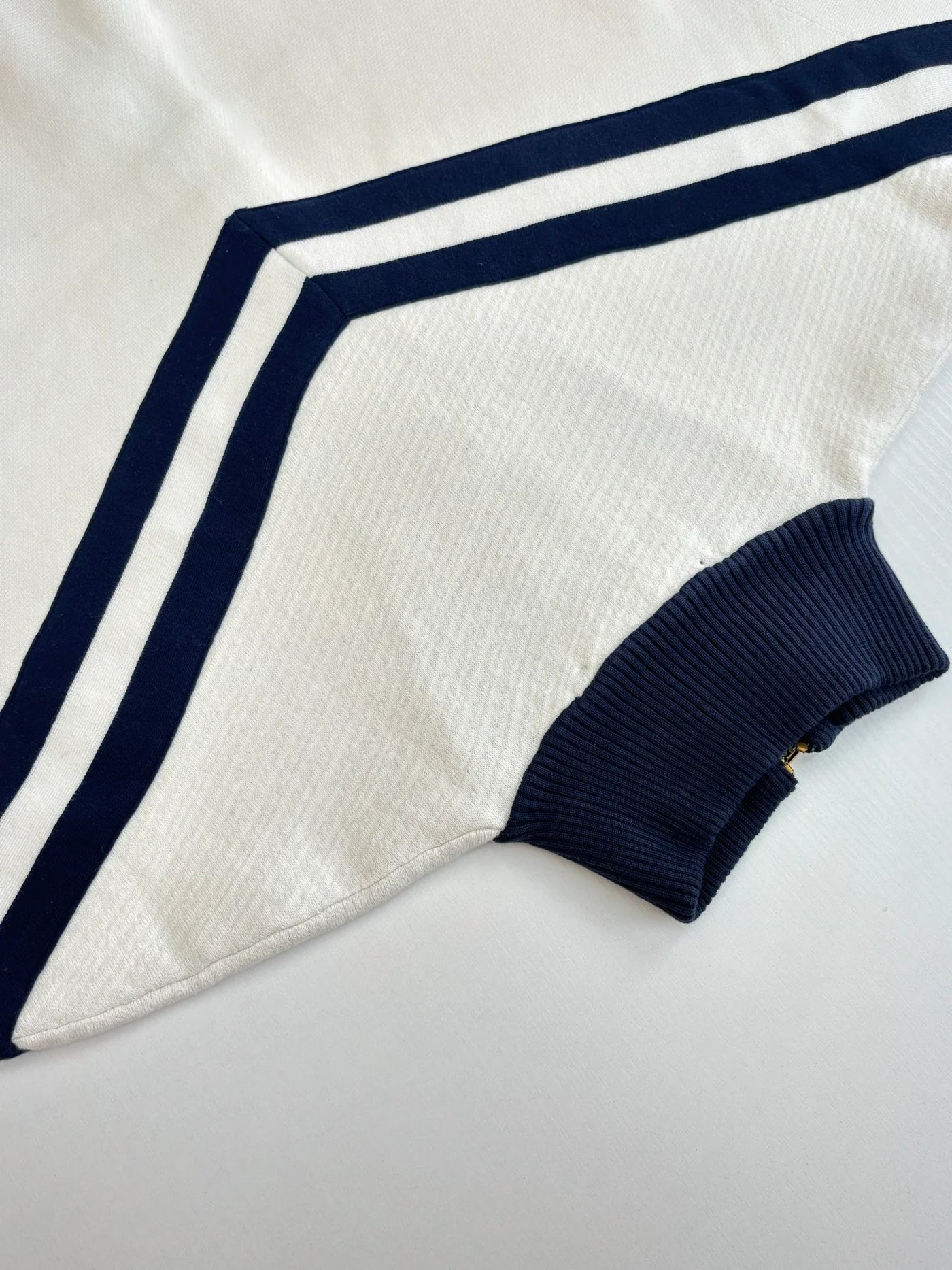250902 A new high-quality college-style knitted coat with embroidered lines