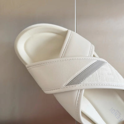 250507 New high-quality thick-soled embossed anti-slip slippers