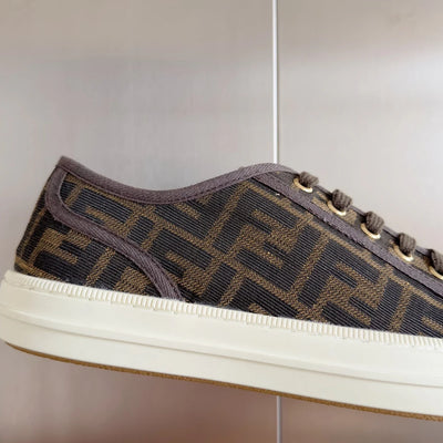 250501 New high-end and simple flat sports shoes