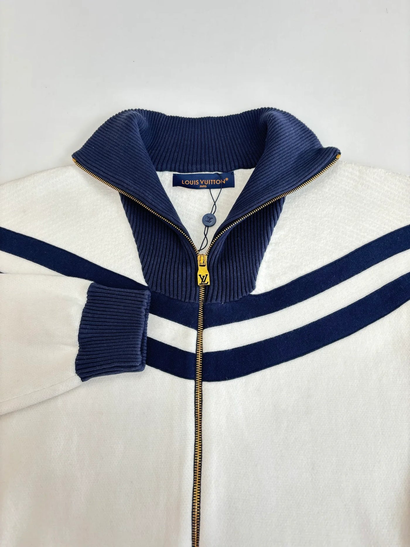 250902 A new high-quality college-style knitted coat with embroidered lines