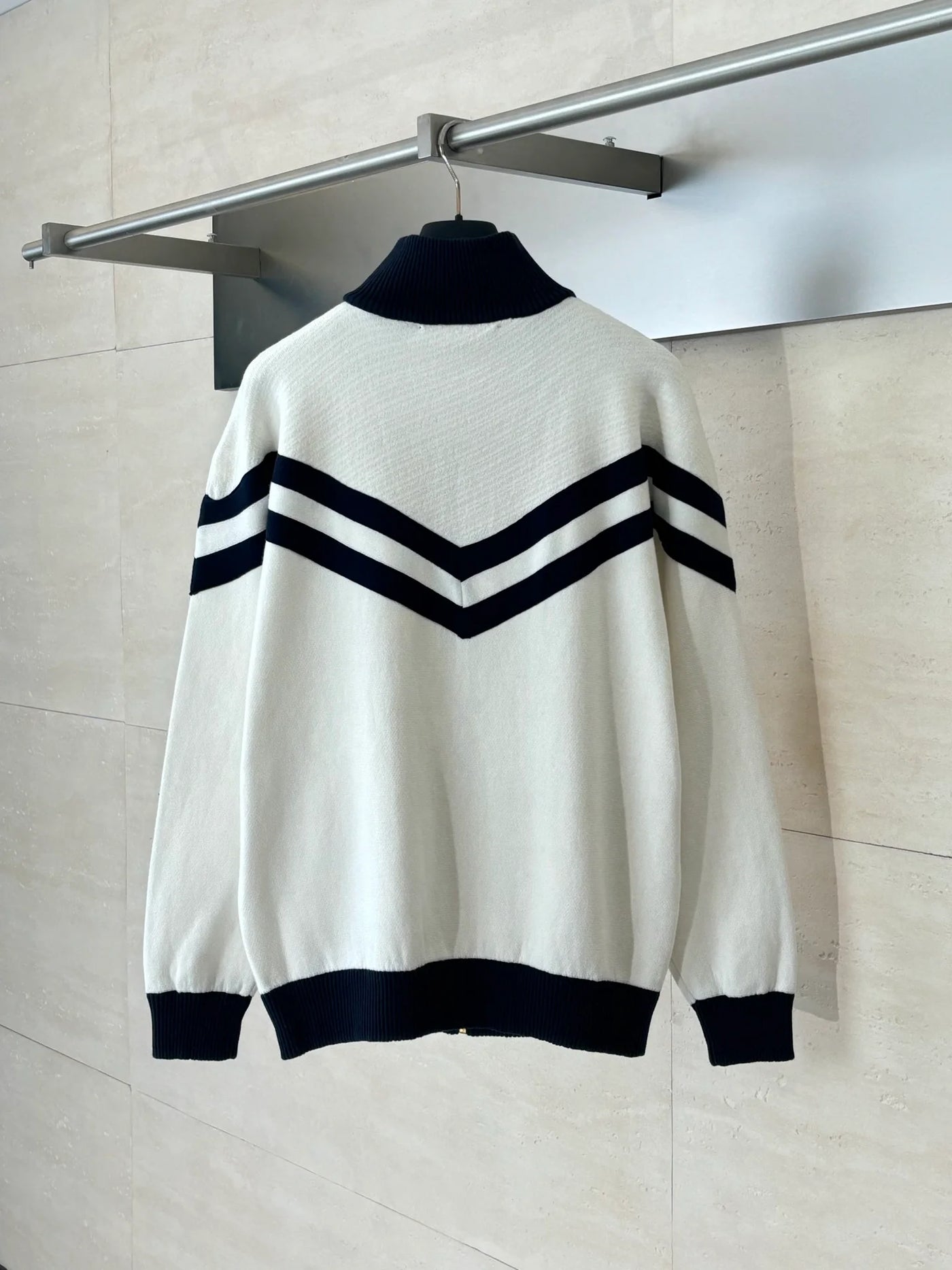 250902 A new high-quality college-style knitted coat with embroidered lines
