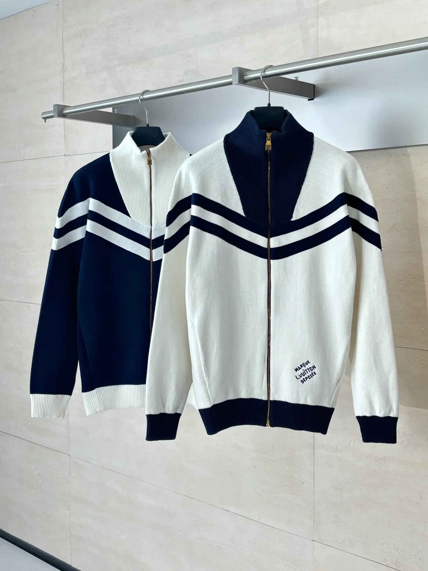 250902 A new high-quality college-style knitted coat with embroidered lines