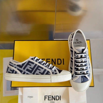 250501 New high-end and simple flat sports shoes