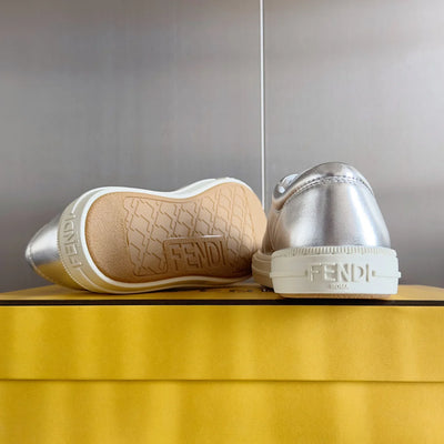 250501 New high-end and simple flat sports shoes