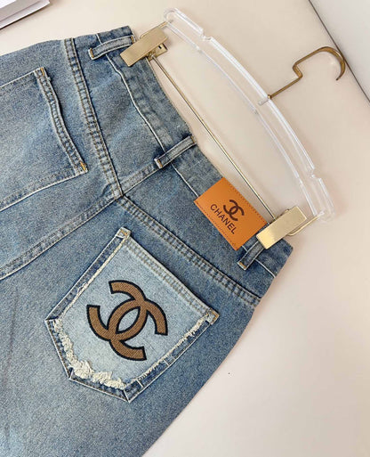 0528 Contrast color embroidered logo jeans