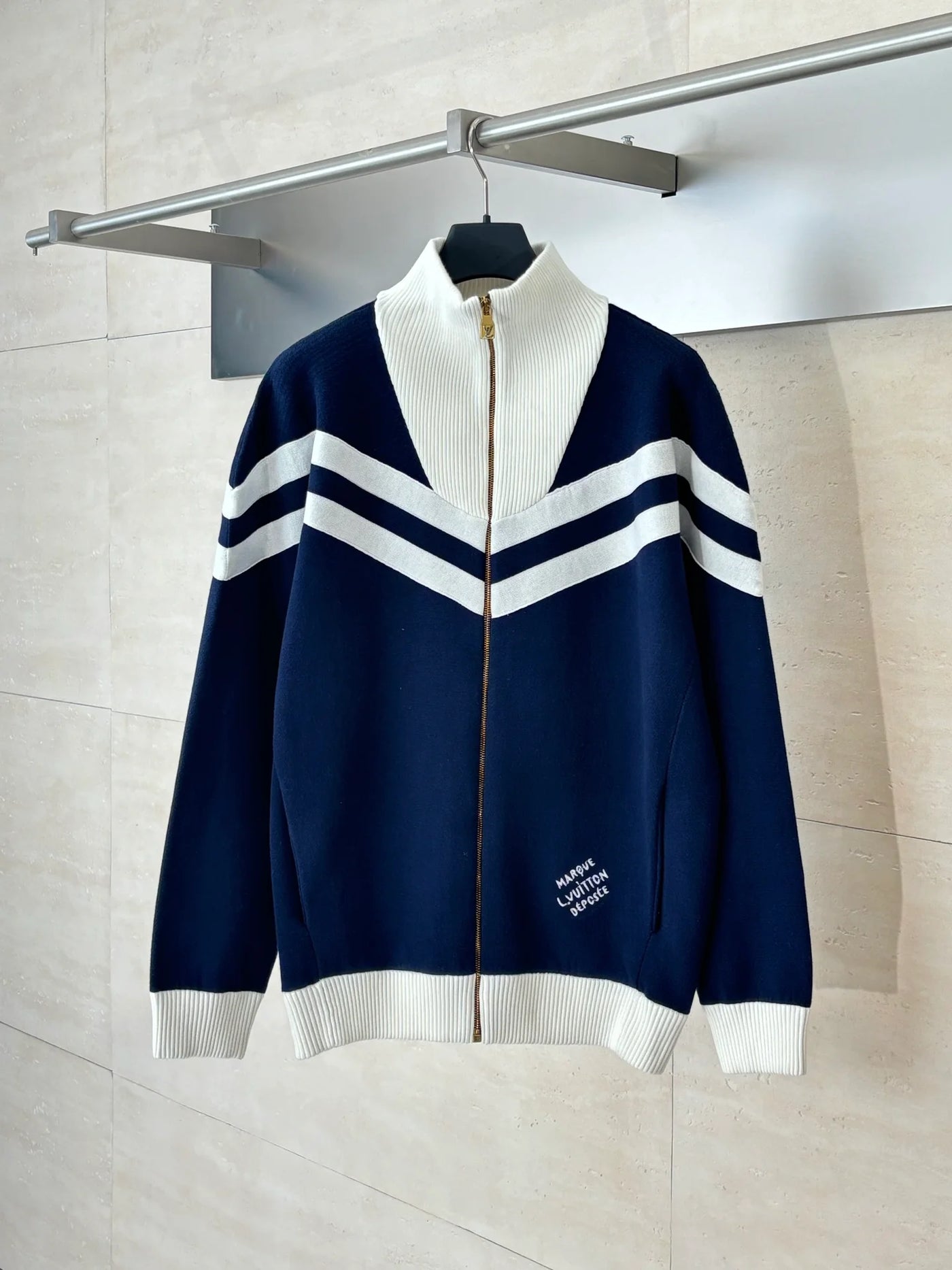 250902 A new high-quality college-style knitted coat with embroidered lines