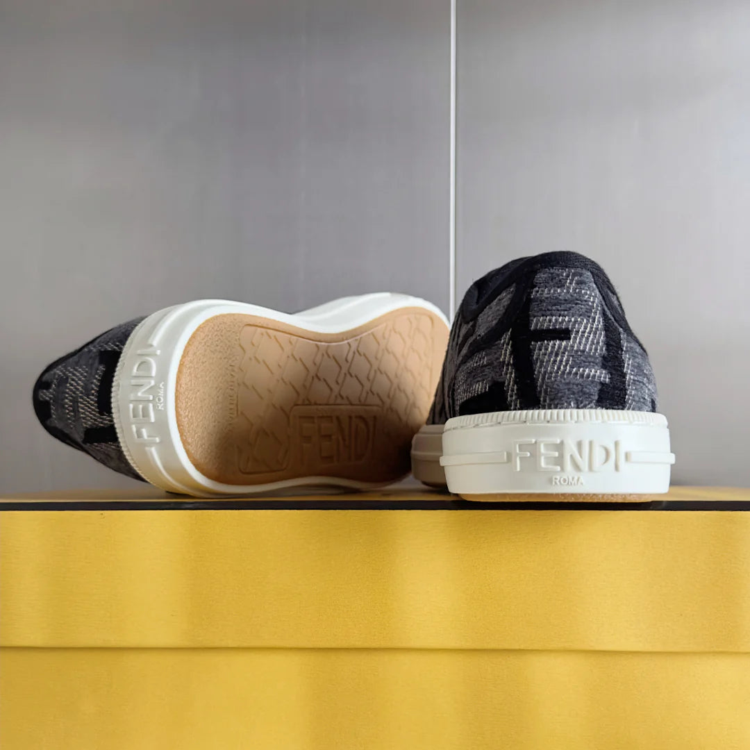 250501 New high-end and simple flat sports shoes