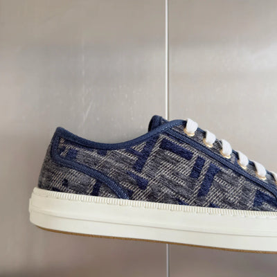 250501 New high-end and simple flat sports shoes