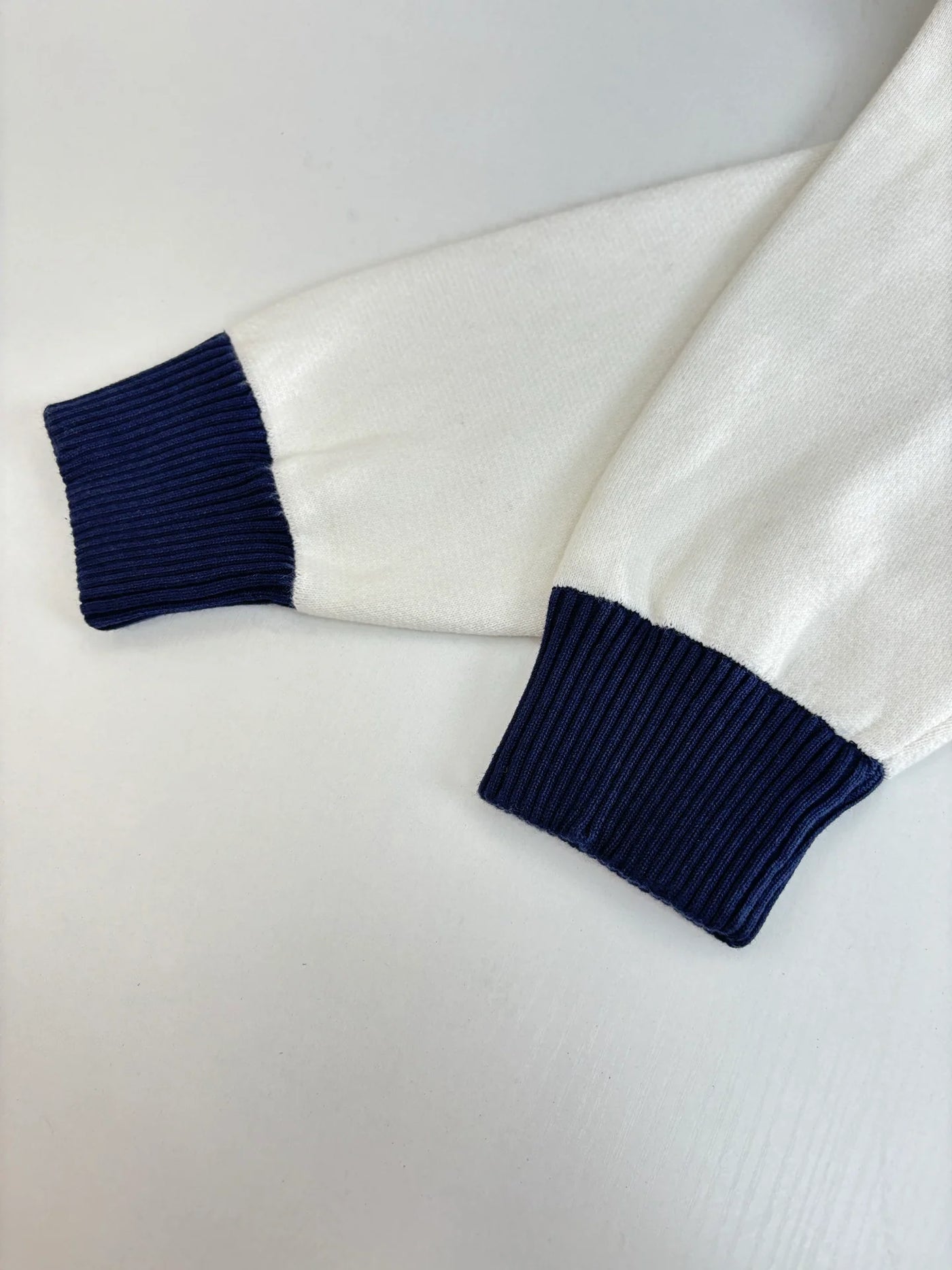250902 A new high-quality college-style knitted coat with embroidered lines