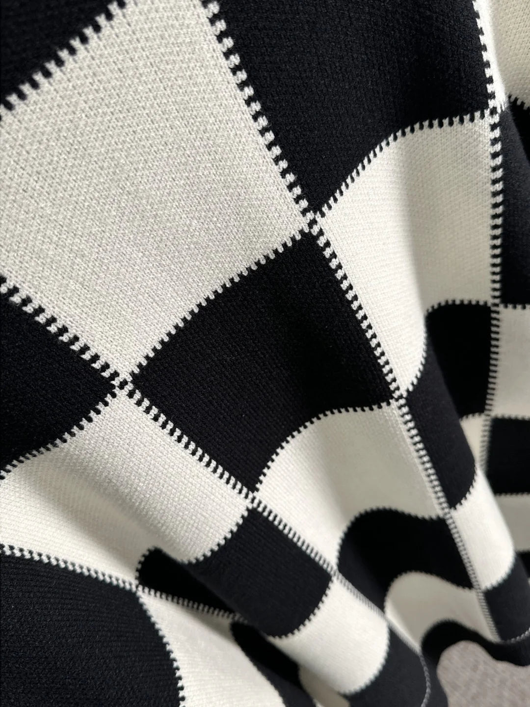 250917 New high-quality large checkerboard texture sweater