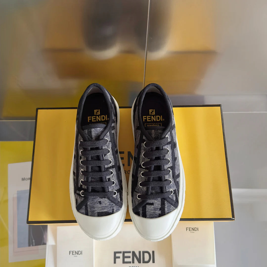 250501 New high-end and simple flat sports shoes